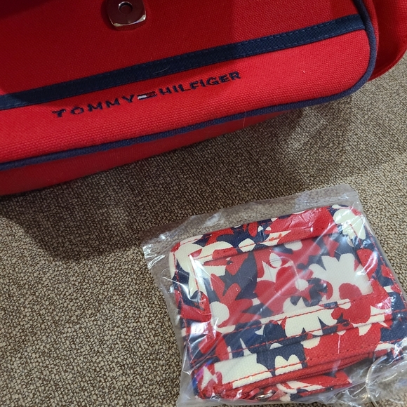 Tommy Hilfiger red canvas messenger style bag purse - Picture 7 of 10